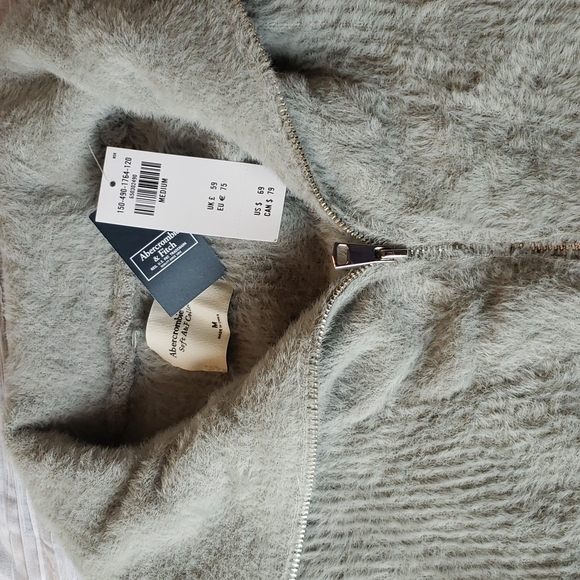 NWT Abercrombie Gray Fuzzy Oversized Crop Sweater - Picture 2 of 2